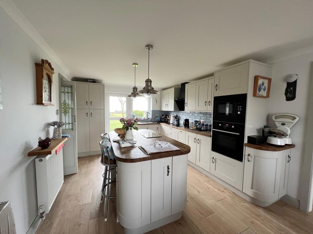 Lot: 49 - DETACHED BUNGALOW ENJOYING SEA AND COUNTRYSIDE VIEWS -